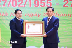 Thủ tướng Phạm Minh Chính trao tặng Huân chương Lao động hạng Ba cho Phó Giáo sư-Tiến sỹ Đào Xuân Cơ, Giám đốc Bệnh viện Bạch Mai. (Ảnh: Dương Giang/TTXVN)