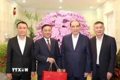 Thường trực Ban Bí thư Trần Cẩm Tú thăm, chúc Tết gia đình nguyên Tổng Bí thư Nông Đức Mạnh. (Ảnh: Phương Hoa/TTXVN)