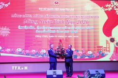 Đại tướng Vilay Lakhamphong, Ủy viên Bộ Chính trị, Thường trực Ban Bí thư, Phó Thủ tướng Chính phủ Lào, tặng hoa chúc mừng Tết cổ truyền Xuân Bính Ngọ của Việt Nam. (Ảnh: Xuân Tú/TTXVN)