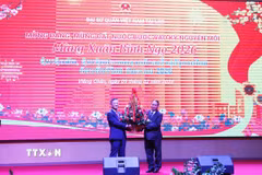 Đại tướng Vilay Lakhamphong, Ủy viên Bộ Chính trị, Thường trực Ban Bí thư, Phó Thủ tướng Chính phủ Lào, tặng hoa chúc mừng Tết cổ truyền Xuân Bính Ngọ của Việt Nam. (Ảnh: Xuân Tú/TTXVN)
