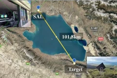 Thiết bị đặt ở bờ Bắc của hồ, nhắm vào các lăng kính phản xạ cách đó 101,8km. (Nguồn: CAS)