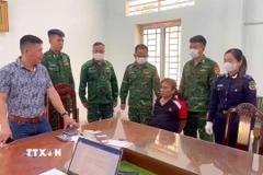 Đối tượng Nguyễn Tấn Thành bị lực lượng chức năng bắt giữ. (Ảnh: TTXVN phát)