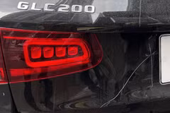 Chiếc xe bị cào xước.