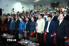 Các đại biểu thực hiện nghi thức chào cờ trước khi xem truyền hình trực tiếp Lễ diễu binh, diễu hành kỷ niệm 80 năm Quốc khánh nước CHXHCN Việt Nam. (Ảnh: Xuân Tú/TTXVN)