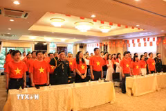 Lễ chào cờ được cử hành trọng thể tại Đại sứ quán Việt Nam tại Nhật Bản. (Ảnh: Phạm Tuân/TTXVN)