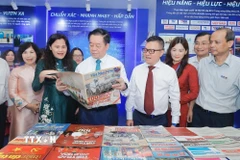 Ông Nguyễn Trọng Nghĩa, Ủy viên Bộ Chính trị, Bí thư Trung ương Đảng, Trưởng Ban Tuyên giáo và Dân vận Trung ương tham quan gian trưng bày của TTXVN tại Hội báo toàn quốc 2025. (Ảnh: Minh Quyết/TTXVN)
