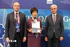 TTXVN nhận hai giải thưởng OANA. (Ảnh: Quang Vinh/TTXVN)