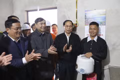 Phó Thủ tướng, Bộ trưởng Ngoại giao Bùi Thanh Sơn cùng lãnh đạo tỉnh Điện Biên tặng nồi cơm điện cho người dân bản Nặm Cứm, xã Ngối Cáy. (Ảnh: Xuân Tư/TTXVN)