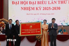 Bí thư Tỉnh ủy An Giang Nguyễn Tiến Hải (bên phải) tặng bức trướng chúc mừng đại hội. (Ảnh: Lê Huy Hải/TTXVN)