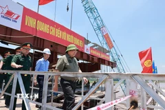 Thủ tướng Phạm Minh Chính kiểm tra tiến độ thi công cầu Phong Châu mới trên Quốc lộ 32C, tỉnh Phú Thọ. (Ảnh: Dương Giang/TTXVN)