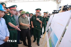 Thủ tướng Phạm Minh Chính kiểm tra tiến độ thi công cầu Phong Châu mới trên Quốc lộ 32C, tỉnh Phú Thọ. (Ảnh: Dương Giang/TTXVN)