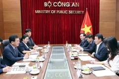 Đại tướng Lương Tam Quang, Bộ trưởng Bộ Công an Việt Nam tiếp Chủ nhiệm Ủy ban Hành chính công và An toàn của Quốc hội Hàn Quốc Shin Jung Hoon. (Ảnh: Phạm Kiên/TTXVN)
