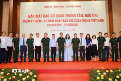 Các đại biểu chụp ảnh tại buổi gặp. (Ảnh: Trọng Đức/TTXVN)