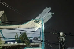 Nhà của người dân Quy Nhơn bị tốc mái do gió giật kinh hoàng sau khi bão đổ bộ. (Ảnh: Sỹ Thắng/TTXVN)