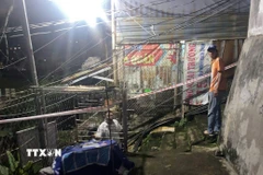 Khu vực hẻm 634/8 đường Trần Phú, phường Vũng Tàu đã được cơ quan chức năng căng dây cảnh báo không cho người dân đến gần. (Ảnh: TTXVN phát)