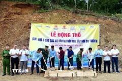 Nghi thức động thổ làm nhà cho người dân bản Huồi Tố 2, xã Nhôn Mai, tỉnh Nghệ An. (Ảnh: TTXVN phát)