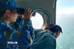 Lực lượng không quân của Bộ Quốc phòng đang tìm kiếm trên biển. (Ảnh: TTXVN phát)