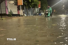 Sóng biển triều cường dâng cao gây ngập cục bộ trung tâm phường Sa Huỳnh, tỉnh Quảng Ngãi. (Ảnh: Phạm Cường/TTXVN)