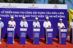 Các đại biểu thực hiện nghi thức khởi công xây dựng cầu Hiếu Liêm. (Ảnh: Công Phong/TTXVN)