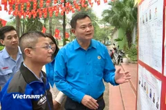 Cán bộ công đoàn và người lao động Thủ đô nghiên cứu tiểu sử của đại biểu Quốc hội khóa XVI và đại biểu Hội đồng Nhân dân các cấp nhiệm kỳ 2026-2031. (Ảnh: Minh Nghĩa/Vietnam+)