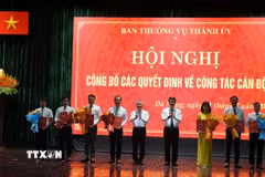 Thường trực Thành ủy Đà Nẵng trao quyết định và tặng hoa chúc mừng các đồng chí nhận nhiệm vụ mới. (Ảnh: Anh Dũng/TTXVN)