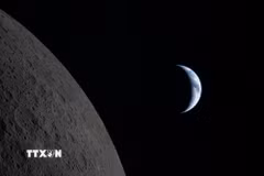Hình ảnh Mặt Trăng (trái) và Trái Đất nhìn từ tàu vũ trụ Orion trong sứ mệnh Artemis II, ngày 6/4/2026. (Ảnh: THX/TTXVN)