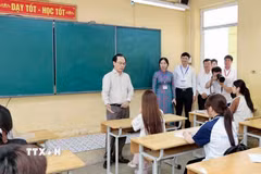 Bộ trưởng Bộ Giáo dục và Đào tạo Hoàng Minh Sơn động viên thí sinh thi tốt nghiệp THPT 2026. (Ảnh: Thanh Tùng/TTXVN)