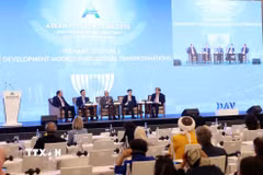 Các diễn giả tại phiên toàn thể 5 trong khuôn khổ Diễn đàn Tương lai ASEAN 2026. (Ảnh: An Đăng/TTXVN)