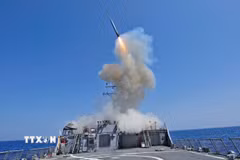 Tên lửa hành trình Tomahawk được phóng từ tàu khu trục USS Barry trên Địa Trung Hải. (Ảnh: AFP/TTXVN)