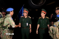 Thiếu tướng Phạm Mạnh Thắng, Cục trưởng Cục Gìn giữ hòa bình Việt Nam chúc mừng đoàn công tác Bệnh viện dã chiến 2.6 hoàn thành nhiệm vụ quốc tế. (Ảnh: Tuấn Anh/TTXVN)