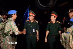 Thiếu tướng Phạm Mạnh Thắng, Cục trưởng Cục Gìn giữ hòa bình Việt Nam chúc mừng đoàn công tác Bệnh viện dã chiến 2.6 hoàn thành nhiệm vụ quốc tế. (Ảnh: Tuấn Anh/TTXVN)