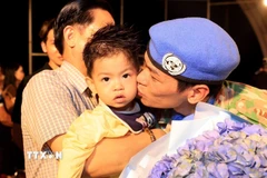 Cán bộ, nhân viên Bệnh viện dã chiến 2.6 trở về với gia đình sau một năm thực hiện nhiệm vụ quốc tế. (Ảnh: Tuấn Anh/TTXVN)