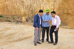 Đoàn kiểm tra Sở Nông nghiệp và Môi trường tỉnh Gia Lai kiểm tra thực tế hiện trường khai thác khoáng sản trái phép khu vực giáp ranh giữa hai xã Chư Đang Ya và Biển Hồ. (Ảnh: Hoài Nam/TTXVN)