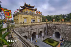 Khách tham quan Hoàng thành Thăng Long. (Nguồn: TTXVN)
