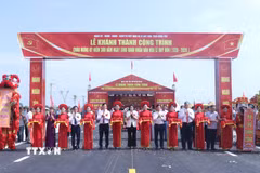 Các đại biểu cắt băng khánh thành tuyến đường. (Ảnh: Đinh Văn Nhiều/TTXVN)