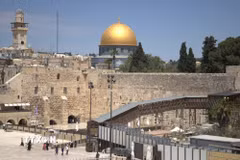 Bức tường Than khóc ở Jerusalem - nơi hàng chục nghìn tín đồ sẽ tập trung để cầu nguyện và tưởng nhớ những biến cố lịch sử đã định hình số phận của dân tộc Do Thái. (Ảnh: Thanh Bình/TTXVN)
