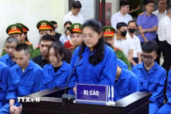 Bị cáo Nguyễn Hồng Nhung (sinh năm 2005, ở quận Tây Hồ, Hà Nội) khai báo trước tòa. (Ảnh: Phạm Kiên/TTXVN)
