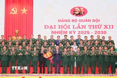 Tổng Bí thư Tô Lâm và Chủ tịch nước Lương Cường với các đại biểu được bầu đi dự Đại hội đại biểu toàn quốc lần thứ XIV của Đảng. (Ảnh: Trọng Đức/TTXVN)