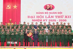 Tổng Bí thư Tô Lâm và Chủ tịch nước Lương Cường với các đại biểu được bầu đi dự Đại hội đại biểu toàn quốc lần thứ XIV của Đảng. (Ảnh: Trọng Đức/TTXVN)