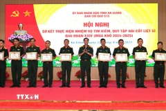 Tặng Bằng khen của Chủ tịch Ủy ban Nhân dân tỉnh An Giang cho tập thể, cá nhân có thành tích xuất sắc trong công tác tìm kiếm, quy tập hài cốt liệt sỹ. (Ảnh: Văn Sĩ/TTXVN)