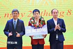 Lãnh đạo tỉnh Lâm Đồng trao thưởng cho em Đặng Huy Hậu, lớp 10 chuyên Tin, Trường Trung học phổ thông Chuyên Thăng Long (phường Xuân Hương-Đà Lạt) vừa đạt huy chương Bạc kỳ thi Olympic Tin học Quốc tế năm 2025. (Ảnh: TTXVN phát)