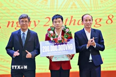 Lãnh đạo tỉnh Lâm Đồng trao thưởng cho em Đặng Huy Hậu, lớp 10 chuyên Tin, Trường Trung học phổ thông Chuyên Thăng Long (phường Xuân Hương-Đà Lạt) vừa đạt huy chương Bạc kỳ thi Olympic Tin học Quốc tế năm 2025. (Ảnh: TTXVN phát)