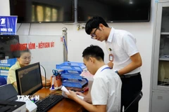 Cán bộ, công chức tại một trung tâm phục vụ hành chính công ở Hưng Yên. (Ảnh: Mạnh Khánh/TTXVN)