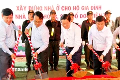 Ông Phan Đình Trạc, Trưởng Ban Nội chính Trung ương, cùng lãnh đạo tỉnh Lâm Đồng thực hiện khởi công xây nhà cho các hộ dân bị thiệt hại do mưa lũ. (Ảnh: Nguyễn Thanh/TTXVN)