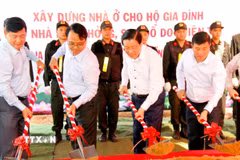Ông Phan Đình Trạc, Trưởng Ban Nội chính Trung ương, cùng lãnh đạo tỉnh Lâm Đồng thực hiện khởi công xây nhà cho các hộ dân bị thiệt hại do mưa lũ. (Ảnh: Nguyễn Thanh/TTXVN)