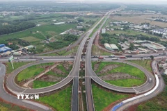 Cầu vượt, nút giao giữa tuyến giao thông kết nối sân bay Long Thành với Quốc lộ 51. (Ảnh: Công Phong/TTXVN)