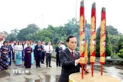 Bí thư Thành ủy Thành phố Hồ Chí Minh Trần Lưu Quang dâng hương tại Nghĩa trang Thành phố Hồ Chí Minh (Lạc Cảnh). (Ảnh: Thanh Vũ/TTXVN)