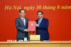 Thủ tướng Phạm Minh Chính trao quyết định bổ nhiệm ông Lê Hoài Trung, Bí thư Trung ương Đảng, nguyên Chánh Văn phòng Trung ương Đảng giữ chức Quyền Bộ trưởng Bộ Ngoại giao. (Ảnh: Dương Giang/TTXVN)