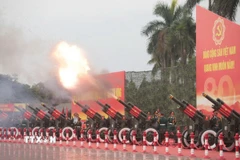 Nghi lễ bắn 21 loạt đại bác trên nền Quốc thiều nước Cộng hòa Xã hội Chủ nghĩa Việt Nam từ Sân vận động quốc gia Mỹ Đình. (Ảnh: Trần Thanh Giang/TTXVN)