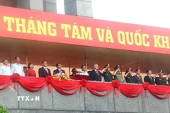 Thủ tướng Phạm Minh Chính và lãnh đạo Đảng, Nhà nước trên khán đài thực hiện nghi lễ chào cờ. (Ảnh: Lâm Khánh/TTXVN)